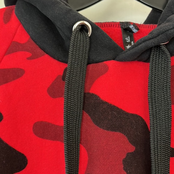 Red Camouflage Long Hoodie by YIQIAODA - Picture 2 of 6